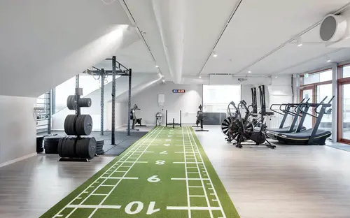 STC Industrigatan 10F Malmö - Kom i form på 90 dagar! STC Livsstilsprogram hjälper dig att gå ner i vikt på ett säkert och hållbart sätt genom att förändra ditt tankesätt kring kostvanor och träningsrutiner. Tillsammans med vår livsstilscoach tränar du i PT Small Group för att nå din målvikt.Möts av den lyxiga träningsmiljön och den bubblande glädjen som infinner sig på STC.Låt endorfinerna flöda i takt till musiken på funktionella ytor, moderna styrke- och konditionsmaskiner.Tillsammans med engagerade instruktörer och virtuella gruppträningspass kan du prova allt från yoga till tuffa BODYPUMP® pass.GymträningLåt endorfinerna flöda i det breda utbudet av moderna träningsmaskiner.CyklarTrampa igång svetten och känn hur konditionen förbättras på cykeln.CrosstrainerStäll dig på en crosstrainer och träna 80% av kroppens muskler. Ett skonsamt komplementet till löpning och skidåkning.RoddKanotist eller inte - oavsett så kan du träna upp styrka, kondition och uthållighet med roddmaskinen.SkiergTräna dig inför skidsäsongen året om med hjälp av skiergmaskinenLöpbandUppnå "runners high" på något av våra moderna löpband!STC - Kom iform på STC Industrigatan 10F Malmö SorgenfriHär, i hjärtat av Sorgenfris gamla industrikvarter i Malmö finner du träningsglädje fördelat på fem plan! Gymmet erbjuder träning på moderna och förstklassiga konditions- och styrketräningsmaskiner framför stora luftiga panoramafönster som ger mer energi till din träning.Detta Malmö gym bjuder på roliga gruppträningspass för dig som vill variera din träning och träna tillsammans med andra. Här får du guidning och peppning av våra välutbildade instruktörer oavsett om du föredrar ett lugnare eller mer pulshöjande tempo. På gymmets takterrass tränar du under bar himmel i den friska luften. Här hittar du vår träningsrigg. Om du vill förbättra din kondition, få en starkare kropp eller en mer hälsosam livsstil finns våra personliga tränare alltid nära till hands för att du ska nå nya höjder med din träning.. Med närhet till fler av våra gym i Malmö."STC driver både kompletta träningsanläggningar för hela familjen samt mindre expressklubbar med tonvikt på styrka och kondition.Vårt breda utbud av gruppträning baseras på program från världens största leverantör, Les Mills.Våra gruppträningsinstruktörer är självklart certifierade och licensierade. Vi erbjuder träning för alla människor i alla åldrar."På vårt stora fräscha STC-gym känner du pulsen och träningsglädjen så fort du kliver in i gymmet.Här finns den senaste utrustningen för kondition och styrka, gruppträning, virtuell träning, proffsiga personliga tränare, kids club och cafédel.Med närhet till fler STC-gym runt om i området.Vi erbjuder dig ett brett träningsutbud, generösa öppettider &amp; över 180 gym att träna på.Erbjudande: Köp ett flexibelt gymkort från 299 kr/mån på STC med fri kort- &amp; startavgift.- Gruppträning.- Fräscha anläggningar.- Personlig träning.- Över 200 online pass.&nbsp;Om STCVi på STC tror på gemenskap och har därför sedan starten 1998 skapat miljöer där människor i alla åldrar kan träffas och träna för ett friskare liv.Vi har även ett stort grupptränings-utbud av egenutvecklad grupptränings-koncept där instruktörerna utbildas och licensieras löpande.&nbsp;Våra gym har den senaste tränings-utrustningen från tex. Cybex och Concept Träningsredskap av bästa kvalitet.Våra personliga tränare är certifierade och licensierade för att kunna erbjuda bästa möjliga personliga träning till våra medlemmar.Om STC - Över 200 gym från norr till söderVi på STC tror på gemenskap och har därför sedan starten 1998 skapat miljöer där människor i alla åldrar kan träffas och träna för ett friskare liv.Träningsanläggningarna är designade för att tillgodose ett varierat utbud av gruppträning som främst baseras på program från Les Mills, det världsledande företaget inom gruppträning där alla våra gruppträningsinstruktörer är certifierade och licensierade för att alltid leverera kvalitet.Vi har även ett stort gruppträningsutbud av egenutvecklad gruppträningskoncept där instruktörerna utbildas och licensieras löpande.Våra gym har den senaste träningsutrustningen av bästa kvalitet och våra personliga tränare är certifierade och licensierade för att kunna erbjuda bästa möjliga personliga träning till våra medlemmar.AffärsidéPassion för träning och att förbättra folkhälsan i Sverige har alltid varit grunden på STC, och lever vidare än idag.Vi vill genom ett brett träningsutbud som kännetecknas av glädje, passion och gemenskap erbjuda alla människor i alla åldrar träning och rörelse för ett friskare och lyckligare liv.Med vårt innehållsrika och prisvärda utbud strävar vi efter att vara en unik aktör inom friskvårdsbranschen.Glädje, passion, personlighet, proffsighet och gemenskap präglar våra klubbar och vår vardag i en härlig miljö.Hos oss är det alltid rent och fräscht, sällan kö till utrustningen och en skön atmosfär där alla passar in. Vi vet att om träningen finns nära så är chanserna att du kommer i gång mycket större!Vi finns på många platser i Stockholm för att du ska ha nära till träningen. Dessutom har vi öppet alla dagar klockan 05.00 – 23.00 för medlemmar.Träning kan göra underverk för din hälsa! Genom fysisk aktivitet kan du både förebygga och behandla många sjukdomar.På STC får du som blivit ordinerad Fysisk aktivitet på recept, FaR®, rabatterat pris på din träningFysisk aktivitet på recept innebär att legitimerad vårdpersonal ordinerar fysisk aktivitet.Aktiviteten blir en del av behandlingen och anpassas efter dina egna förutsättningar och önskemål.Det finns stort vetenskapligt stöd för att Fysisk aktivitet på recept (FaR®) fungerar.De positiva effekterna får du oavsett ålder eller tidigare träningsvana. Det är alltså aldrig för sent att börja röra på dig.Du som är otränad kommer snabbt att bli fysiskt starkare.Helsingborg CityHelsingborg HästmöllegrändenHelsingborg MariastadenHelsingborg OlympiaLandskronaMalmö HyllieMalmö LimhamnMalmö SorgenfriStaffanstorpTrelleborgYstadKil's kraftsport center